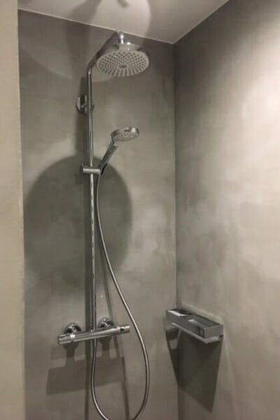 Volledig gerenoveerde en geschilderde badkamer - douche